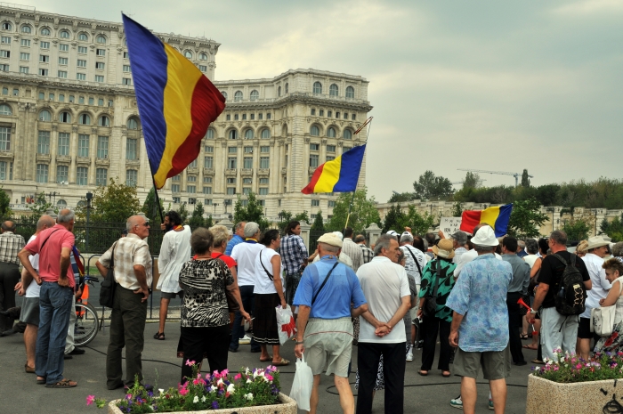 Protest anti Basescu în faţa parlamentului