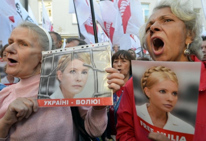 Suporterii fostului premier ucraineean Iulia Timoshenko, strigând sloganuri în faţa Tribunalului din Kiev, 21 august 2012 (Genya Savilovia / Getty Images)