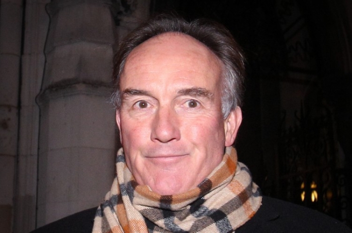 Fostul avocat al News International, Tom Crone, părăsind Royal Courts of Justice, decembrie 2011