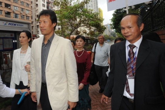 Membrii comisiei competiţiei, Vina Lee, Wang Xuejun şi Zhang Tiejun (S-D) în Hong Kong. Preliminariile concursului de dans clasic chinez organizat de NTD TV s-au desfăşurat conform planului, în ciuda ameninţărilor unui grup sprijinit de Partidul Comunist Chinez. (Sun Qingtian / The Epoch Times)