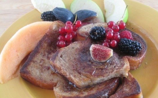 Pâine prăjită cu ou şi fructe (Maria Baciu / Epoch Times)