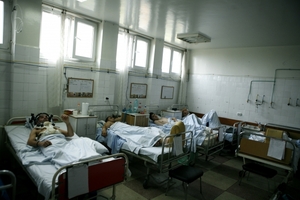 Bolnavi în paturi la spital (Epoch Times România)