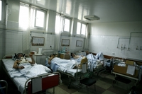Bolnavi în paturi la spital (Epoch Times România)