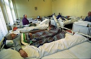 Bolnavi în paturi la spital (Epoch Times România)