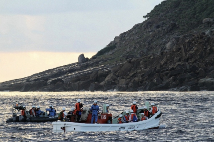 Echipe japoneze observă insula Uotsurijima, parte a grupului Senkaku, obiectul disputelor cu China, 2 septembrie 2012.