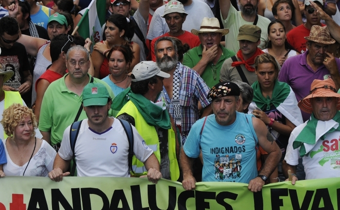 Activişti ai sindicatului andaluz SAT participă la un protest menit să atragă atenţia asupra problemelor economice din Spania, Granada, 31 august 2012. Rata de şomaj în Andaluzia este de 34%. (CRISTINA QUICLER / AFP / GettyImages)