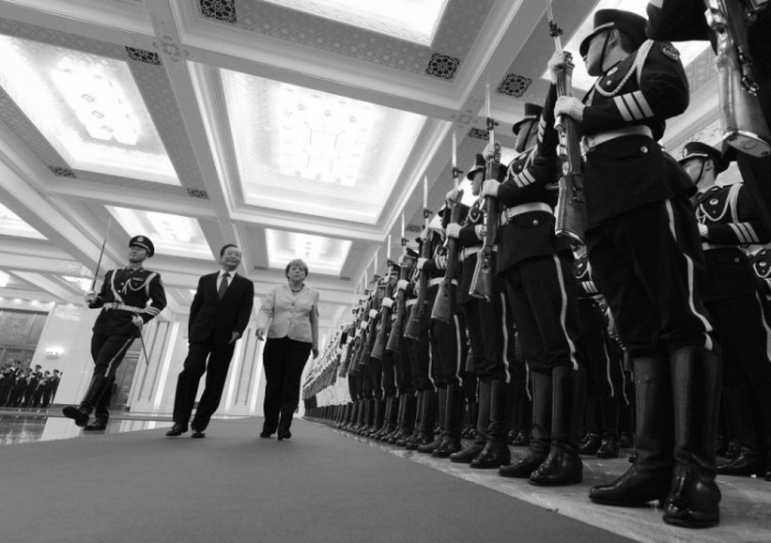 Cancelarul german Angela Merkel (C) împreună cu premieul chinez Wen Jiabao, Marea Sală a Poporului, Beijing, 30 august 2012 (MARK RALSTON / AFP / GettyImages)