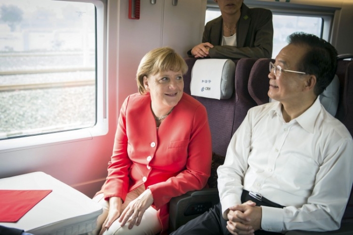 Cancelarul german Angela Merkel (S) împreună cu premierul chinez Wen Jiabao, Tianjin, 31 august 2012 în timpul vizitei efectuate de Merkel la Beijing