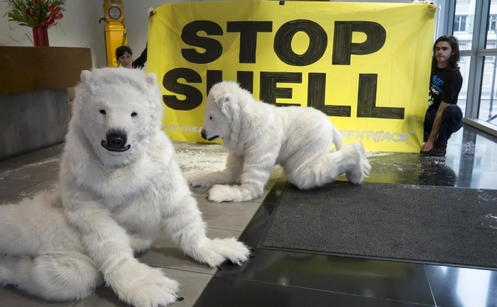 Activişti Greenpeace îmbrăcaţi în urşi polari protestează împotriva proiectului Shell de a fora în zona arctică. Poliţia a arestat activişti Greenpeace, îmbrăcaţi în urşi polari care blocau intrarea în biroul din Moscova al Gazprom. (JEAN-PHILIPPE KSIAZEK / AFP / GettyImages)