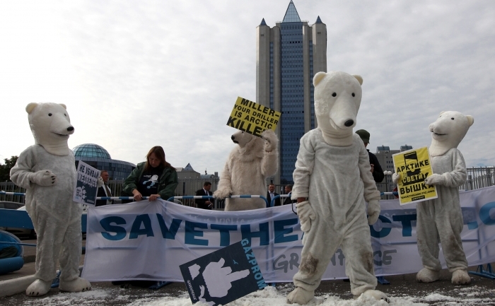 Activiştii Greenpeace, unii dintre ei îmbrăcaţi în urşi polari, protestează în faţa sediului din Moscova a gigantului energetic rus, Gazprom, împotriva forajului Rusiei în zona arctică - 5 septembrie 2012.