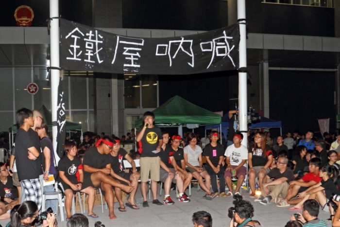 Studenţi denunţând planurile de a fonda un program de "Educaţie Naţională" în şcolile din Hong Kong, care nu este altceva decât o campanie de propagandă venită de la Beijing