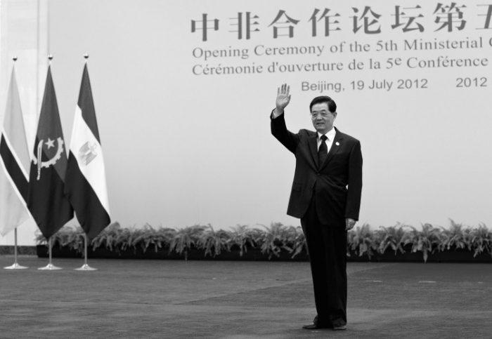 Liderul chinez Hu Jintao făcând semn cu mâna din Marea Sală a Poporului, 19 iulie, Beijing. Se zvoneşte că Hu va renunţa la toate posturile sale, odată cu cel de-al XVIII-lea Congres de Partid.