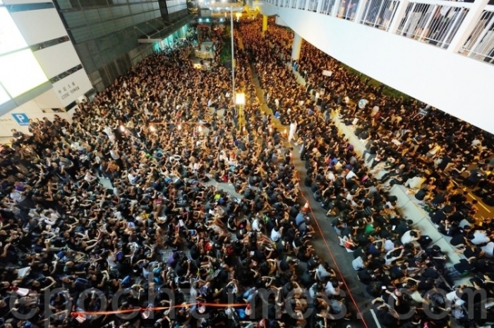 Demonstraţii puternice în Hong Kong cer ca Leung Chun-ying să anuleze clasele de propagandă comunistă ordonate de Beijing. Leung a dat înapoi sâmbătă, planul său iniţial fiind revocat