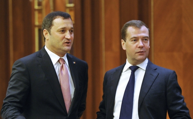Premierul moldovean, Vlad Filat  şi premierul rus Dimitri Medvedev. (ALEXANDER ASTAFYEV / AFP / GettyImages)
