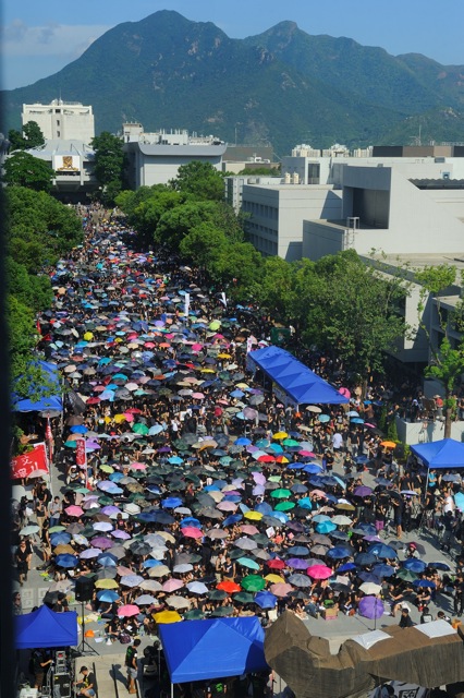 Studenţii din Hong Kong au intrat în grevă pe 11 septembrie, pentru a protesta faţă de un program guvernamental importat din China, acuzat de propagandă comunistă
