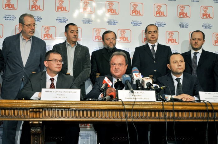 Semnare Protocol "Alianţa România Dreaptă". Răzvan Ungureanu, Vasile Blaga,Aurelian Pavelescu.