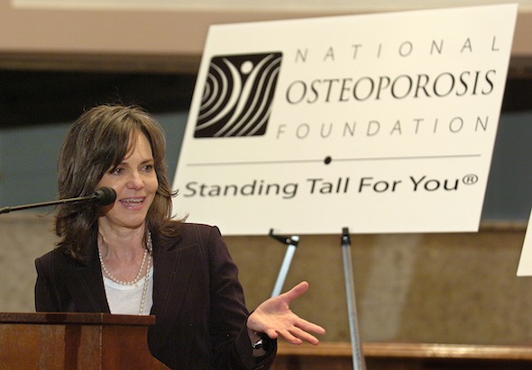 Actrita Sally Field vorbeşte într-un briefing la Capitol Hill despre lupta ei impotriva osteoporozei