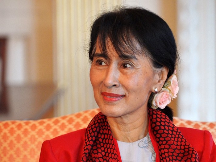 Lidera opoziţiei birmaneze Aung San Suu Kyi este vazută în biroul lui Hillary Clinton la Departamentul de Stat din Washington, D.C., 18 septembrie 2012.