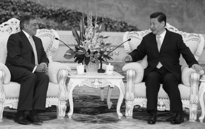 Ministrul Apărării al Statelor Unite Leon Panetta, alături de viitorul lider comunist Xi Jinping la Beijing, 19 septembrie, 2012. Aceasta este prima apariţie publică importantă a lui Xi din ultima vreme.