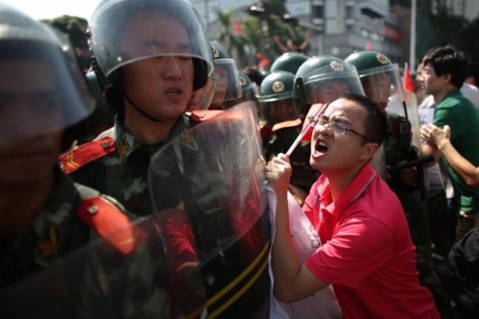 Protestatarii anti-japonezi se confruntă de poliţia, pe 16 septembrie 2012 în Shenzhen, China.