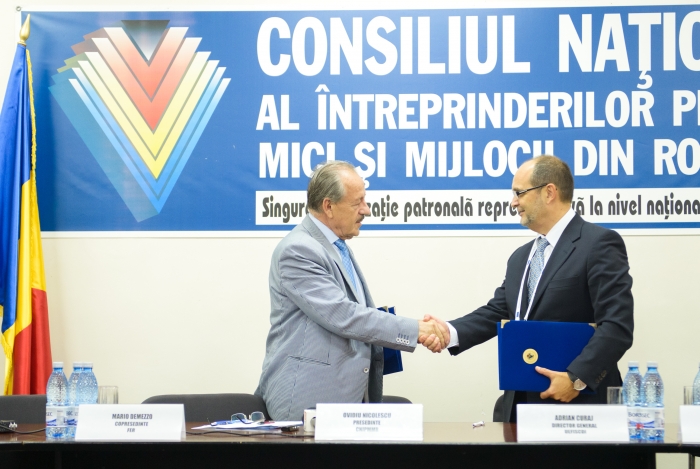 Ovidiu Nicolescu, preşedintele CNIPMMR, semnează protocolul de colaborare cu UEFISCDI