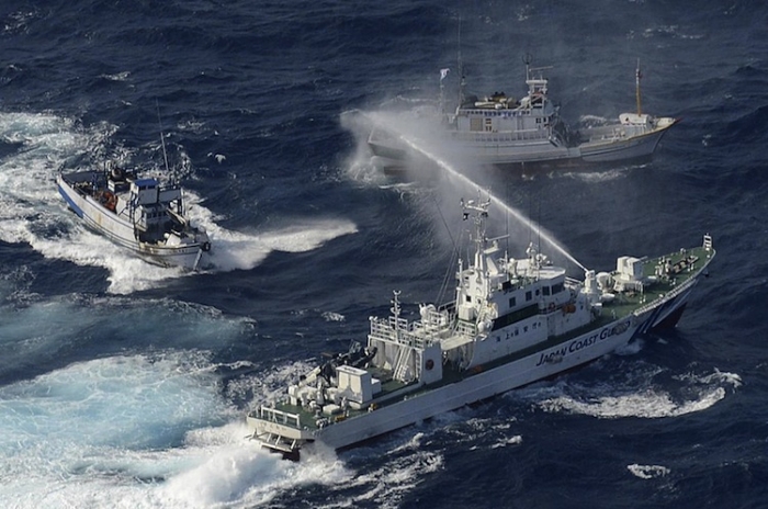 Paza de Coastă japoneză folosind tunuri de apă împotriva unor bărci de pescuit taiwaneze, Insulele Senkaku, 25 septembrie 2012. (Yomiuri Shimbun / AFP / Getty Images)