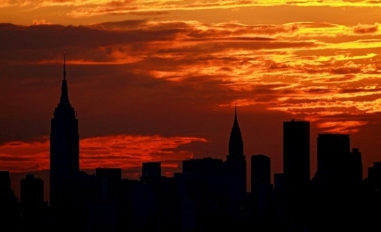 Deşi oraşul poate că nu doarme niciodată, soarele apune totuşi în fiecare seară, aşa că, pentru o sănătate optimă, ar trebui să începem să ne liniştim odată cu apusul soarelui. (Nick Laham / Getty Images)