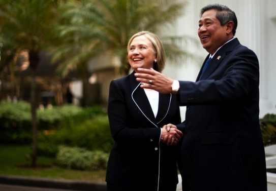 Secretarul de stat american Hillary Clinton împreună cu preşedintele indonezian Bambang Susilo Yudhoyono, Jakarta 4 septembrie 2012 (Jim Wwatson / AFP / GettyImages)