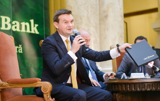 Andrei Stamatian, prim-vicepreşedinte al CEC Bank, prezintă noua facilitate de transfer de bani, 18 septembrie 2012 (Mihuţ Savu / Epoch Times)