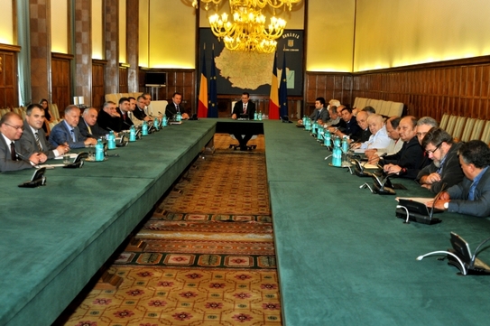 Negocieri la Guvern între patronate, sindicate şi reprezentanţi OLTCHIM privind privatizarea Combinatului. (Epoch Times România)