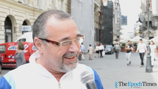 Trecătorii din zona centrală a Bucureştiului răspund la întrebările reporterilor Epoch Times despre sistemul de învăţământ din România (Mihuţ Savu / Epoch Times)