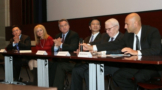 Filmul "Free China: curajul de a crede", a fost proiectat pe 20 septembrie la Capitolul SUA. De la stanga la drepta: Charles Lee, practicantul Falun Gong închis în China; Dr. Katrina Lantos Swett, preşedintele Statelor Unite a Comisiei privind libertatea religioasă internaţională (USCIRF), congresmanul Chris Smith, Dr. Samuel Zhou, VP pentru mediul de afaceri (Lisa Fan / The Epoch Times)