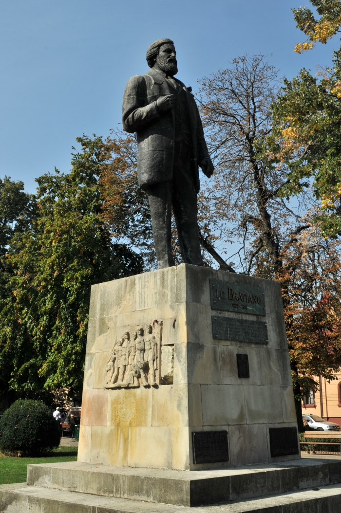 I.C.Brătianu, pe soclul statuii 1907