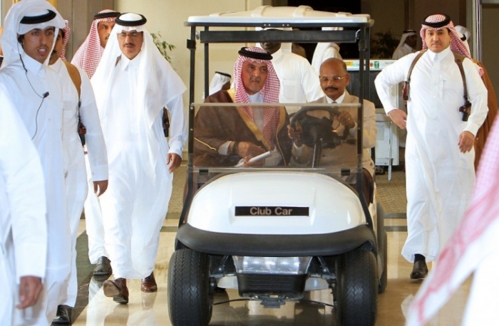 Ministrul saudit de externe, printul Saud al-Faisal (centru-stanga) se indreapta spre locul de desfasurare a unei intalniri al unui comitet ministerial arab in Doha pentru a discuta despre criza siriana, 2 iunie 2012.