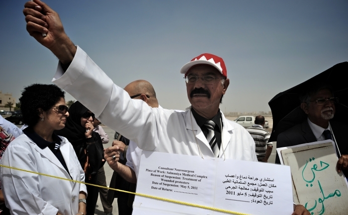 

Un doctor din Bahrain afişează o pancartă în faţa ministerului muncii din Isa Town, la sud de capitala Manama, în timpul unei demonstraţii a angajaţilor şiiţi ce au fost concediaţi pentru că au participat la protestele pro-democratice, 18 aprilie 2012. De asemenea, cel mai înalt tribunal din Bahrain a menţinut sentinţele împotriva a nouă doctori condamnaţi la închisoare pentru că au tratat manifestanţi ai opoziţiei.
