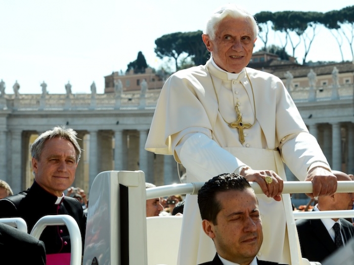 Paolo Gabriele (jos),  Papa Benedict XVI şi Monseniorul Georg Ganswein (S)