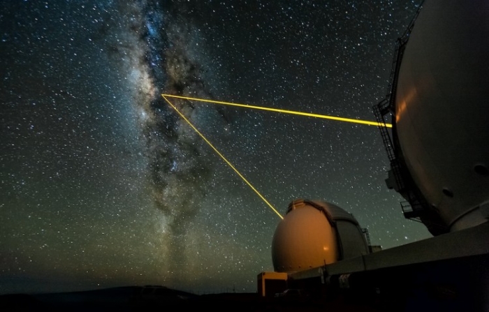 Cele două telescoape W. M. Keck din Hawaii observă un centru galactic (Ethan Tweedie)