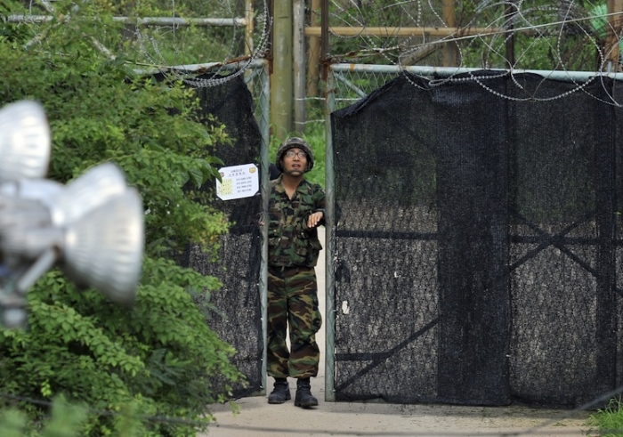 Soldat nord coreean la graniţa dintre cele două Coree, Paju, iulie 2012