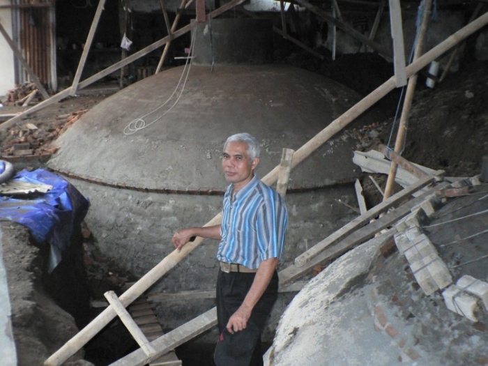 Mohammad Junidi Chasan, CEO al companiei indoneziene Bionat, în faţa uzinei de biogaz din Sleman, Indonesia, arhivă