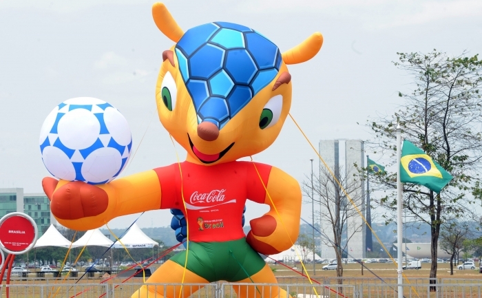 Un model gonflabil al mascotei Cupei Mondiale de fotbal ediţia 2014, mamiferul pe cale de dispariţie tatu-bola. (EVARISTO SA / AFP / GettyImages)