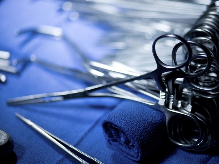 Cleme, foarfere şi alte instrumente chirurgicale într-o sală de operaţii în timpul unui transplant