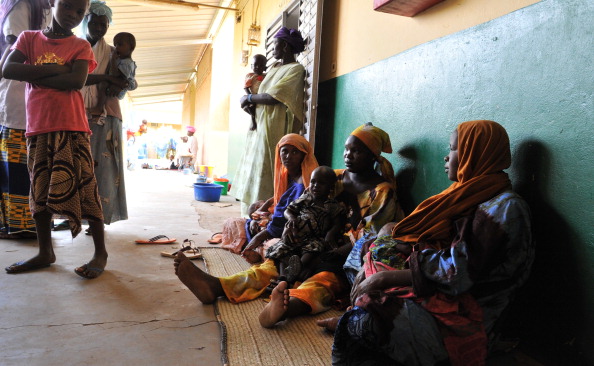 O fotografie făcută în 17 iulie 2012 la spitalul Gao din Mali unor mame care stau lângă copiii lor ce suferă de malnutriţie. (Issouf Sanogo / AFP / Getty Images)