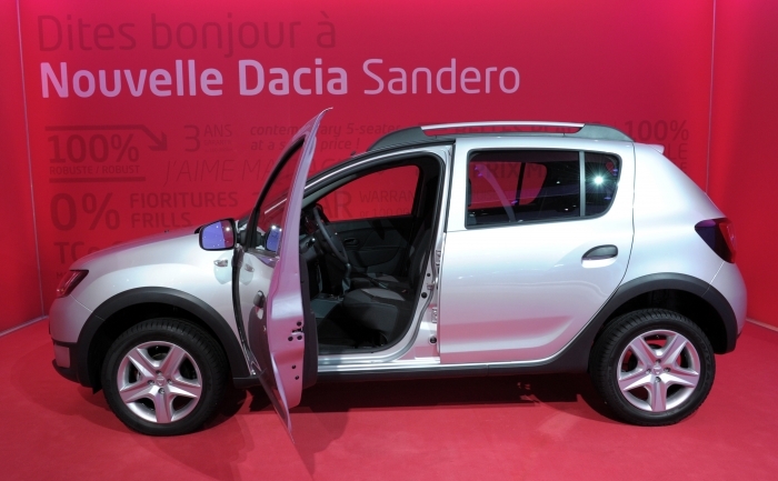Noul model Dacia Sandero Stepway prezentat la Salonul Auto de la Paris, septembrie 2012. (ERIC PIERMONT / AFP / GettyImages)