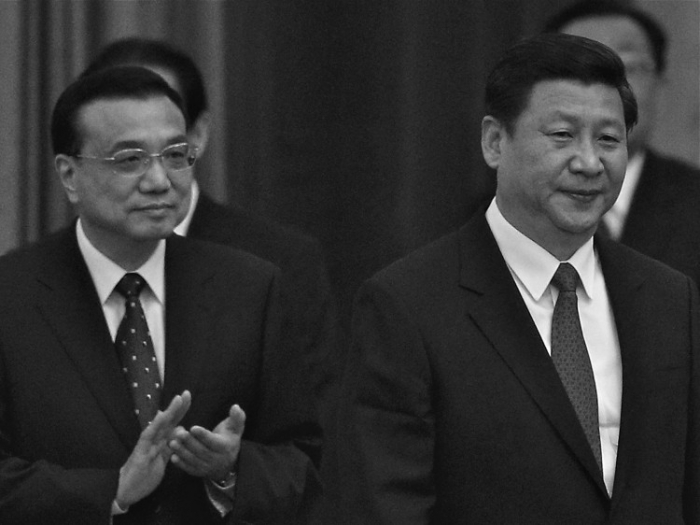 Xi Jinping (D) împreună cu Li Keqiang (S) 29 septembrie 2012 în Marea Sală a Poporului, Beijing,