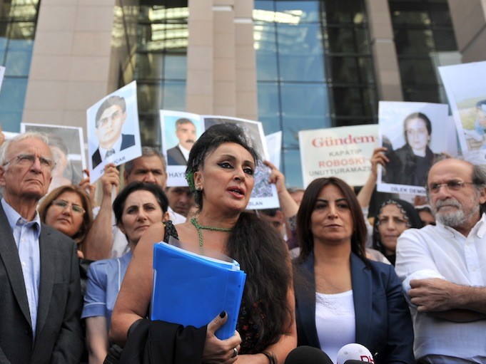 Directoarea ziarului turc Ozgur Gundem, Eren Keskin (C), facând declaraţii presei. Pe fundal, femei kurde cu poze ale jurnaliştilor închişi de guvernul de la Ankara, Istambul, 10 septembrie 2012
