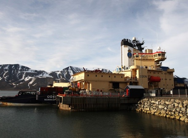 Spărgătorul de gheaţă Oden se pregăteşte să se îndrepte spre mare în 21 iunie 2008 în Longyearbyen, un oraş în insulele Svalbard.