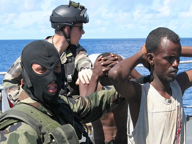 Soldaţii francezi păzesc piraţi suspecţi somalezi la bordul navei franceze Le Nivose, după capturarea lor în 3 mai 2009, ca parte a unei misiuni navale a UE împotriva pirateriei. (Pierre Verdy / AFP / Getty Images)