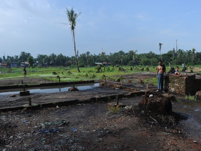 Un bărbat musulman Rohingya stă alături de ruinele casei sale incendiate, 12 octombrie 2012, în Aung Mingalar, care a fost transformat intr-un ghetou după ce violenţele au zguduit orasul Sittwe, capitala statului vestic birmanez Rakhine.