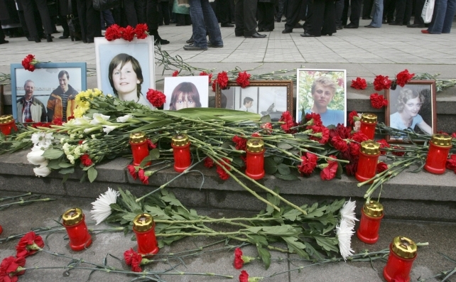Lumânări şi omagii aduse victimelor de la teatrul de pe Dubrovka.