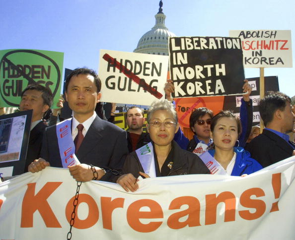 Soon Ok Lee (C), fugit din Coreean de Nord, împreună cu sute de demonstranţi coreeni, în faşaCapitoliului, Washington DC